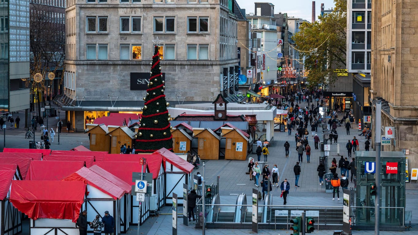 Der Aufbau des Essener Weihnachtsmarkts wurde gestoppt, jetzt stehen die leeren Buden auf dem Willy-Brandt-Platz: Es ist ungewiss, ob einige von ihnen im Dezember noch öffnen dürfen.