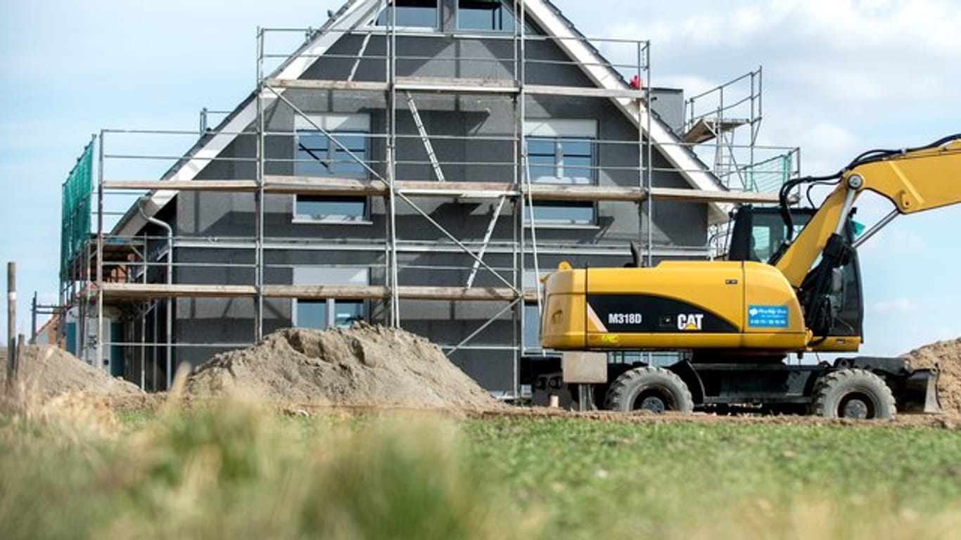 Müssen Bauherren dem Bauunternehmen zusichern, dass ihr Grundstück von bis zu 40 Tonnen schweren Baufahrzeugen problemlos genutzt werden kann? Das Oberlandesgericht (OLG) Frankfurt verneint.