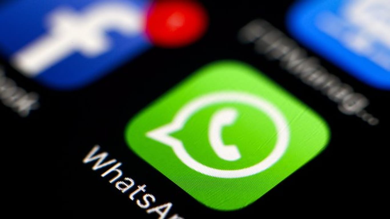 Das Logo von WhatsApp auf einem Smartphone: In Indien kann über den Messenger künftig auch Geld versendet werden.