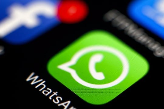 Das Logo von WhatsApp auf einem Smartphone: In Indien kann über den Messenger künftig auch Geld versendet werden.
