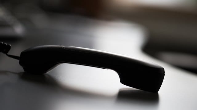 Ein Telefonhörer liegt auf einem Tisch (Symbolbild): In Stuttgart haben Betrüger durch Fake-Anrufe viel Geld erbeutet
