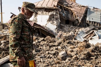 Ein zerstörtes Wohnhaus in der Stadt Schuschi: Der Konflikt um Bergkarabach hat viele Menschen vertrieben, obdachlos gemacht – oder getötet.