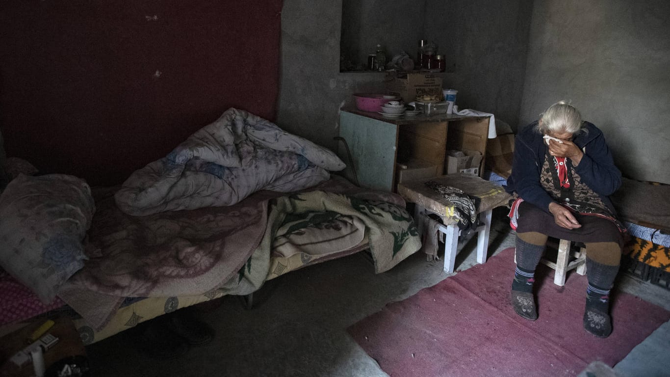 Aus Angst vor Angriffen lebt diese Frau seit Wochen im Keller ihres Hauses in Stepanakert. Die oberen Stockwerke wurden bereits beschädigt.