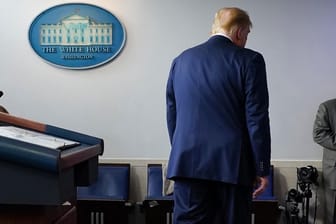 Trump verlässt nach seinem Statement den Presseraum des Weißen Hauses: Das Verhalten des US-Präsidenten ruft weltweit Kritik hervor.