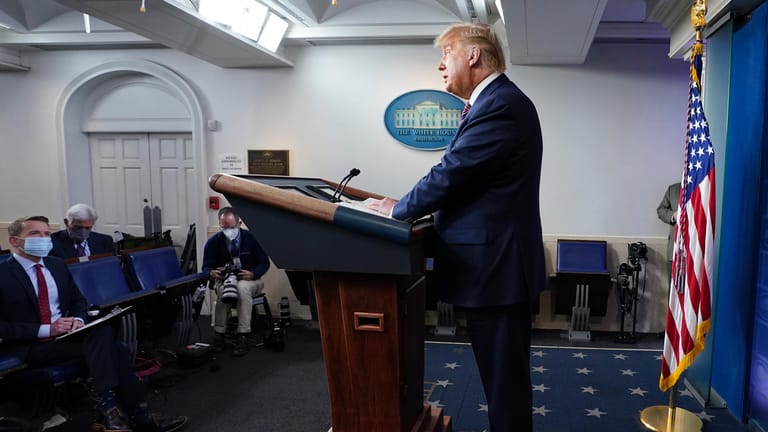 Donald Trump spricht im Presseraum des Weißen Hauses zu Journalisten: Erneut hat der US-Präsident den Demokraten Wahlbetrug vorgeworfen, ohne Beweise vorzulegen.