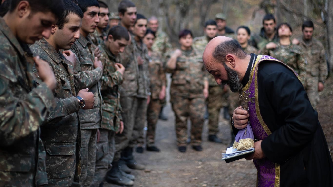 Ein Priester weiht Soldaten nahe der Frontlinie in Bergkarabach: Noch ist keine Lösung des Konflikts in Sicht.