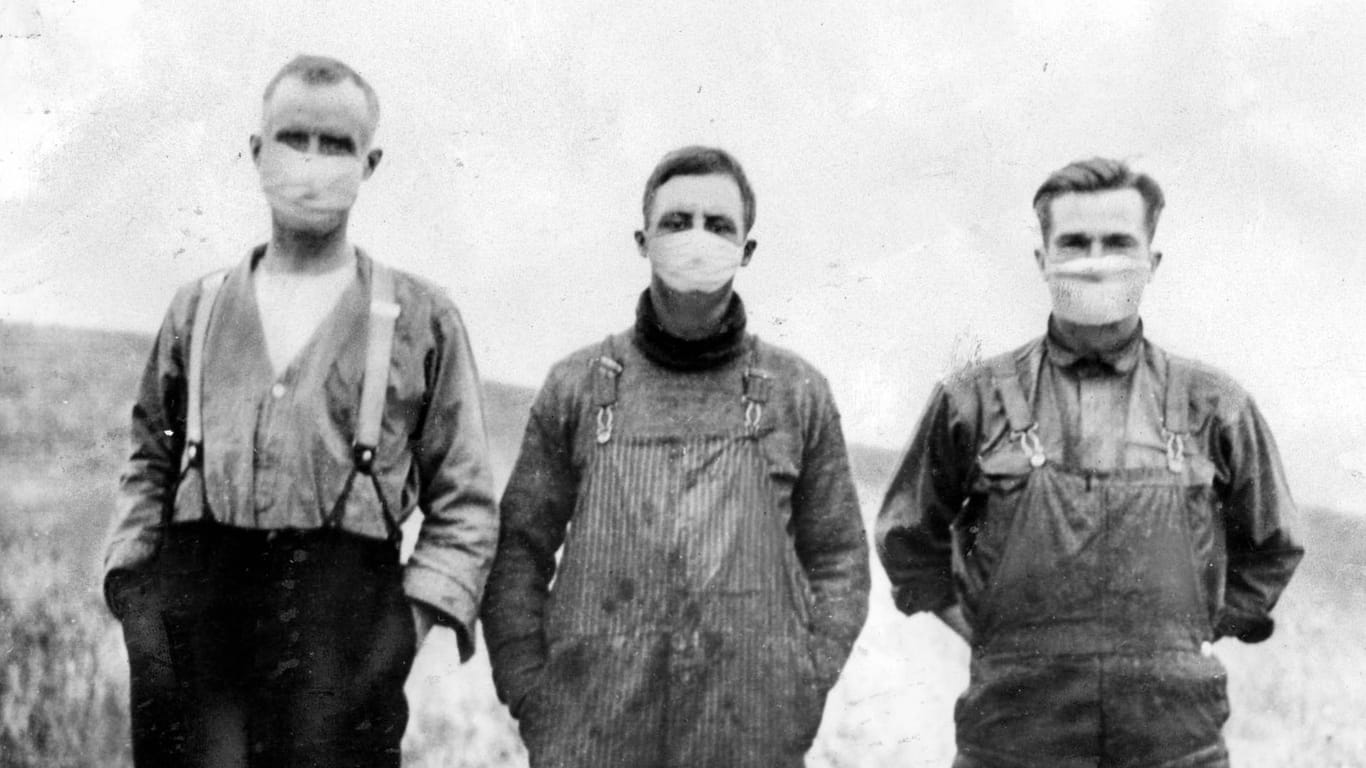 Kanadische Bauern mit Mundschutz 1918: Die Spanische Grippe erforderte ähnliche Maßnahmen wie das Coronavirus.