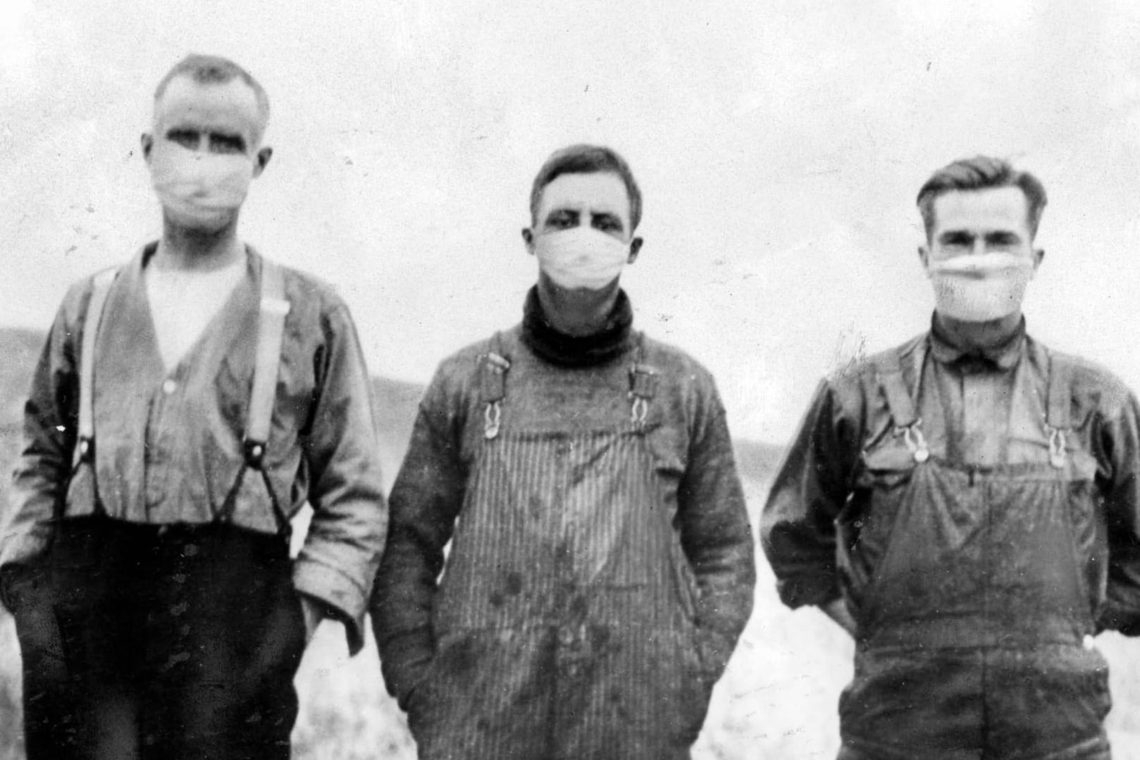 Kanadische Bauern mit Mundschutz 1918: Die Spanische Grippe erforderte ähnliche Maßnahmen wie das Coronavirus.