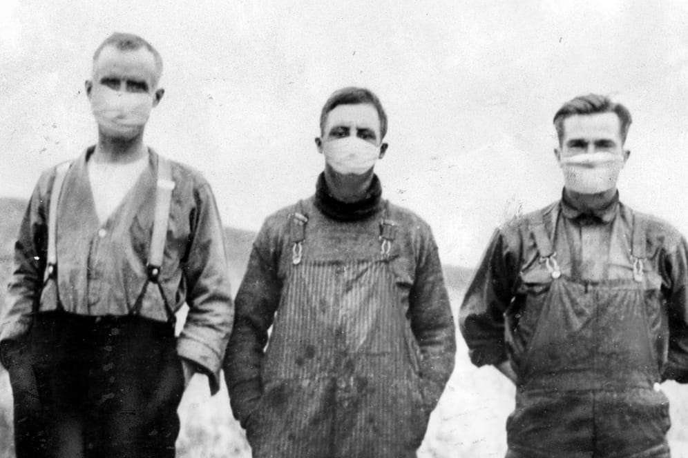 Kanadische Bauern mit Mundschutz 1918: Die Spanische Grippe erforderte ähnliche Maßnahmen wie das Coronavirus.