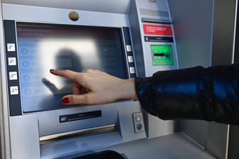 Touchscreen eines Geldautomaten (Symbolbild): Die GeldKarte kann man am Automaten aufladen.
