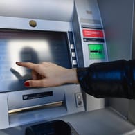 Touchscreen eines Geldautomaten (Symbolbild): Die GeldKarte kann man am Automaten aufladen.