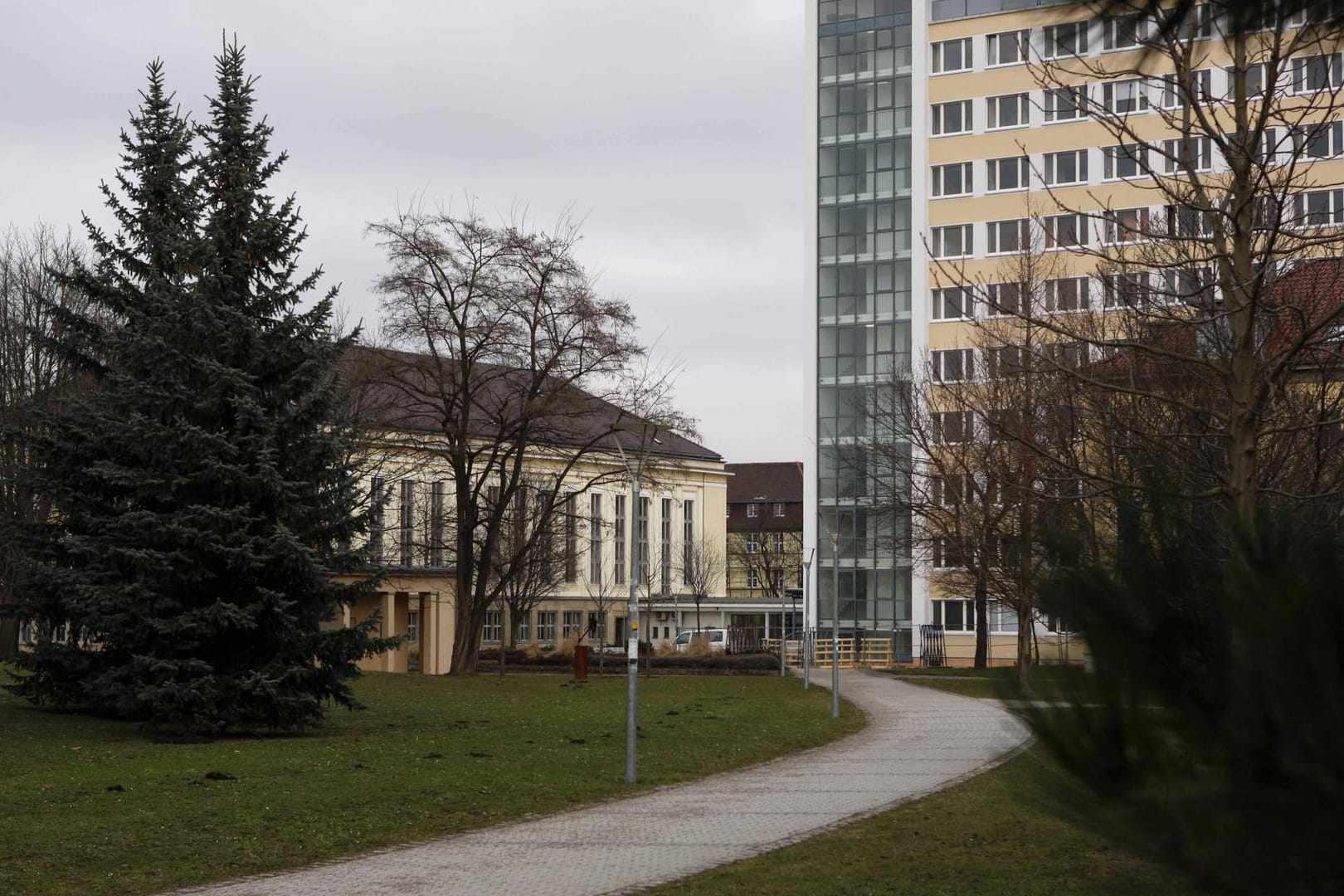 Blick auf das Campusgelände der Uni Erfurt: Studierende fordern Berufung gegen das Urteil gegen einen der Professoren der Universität.