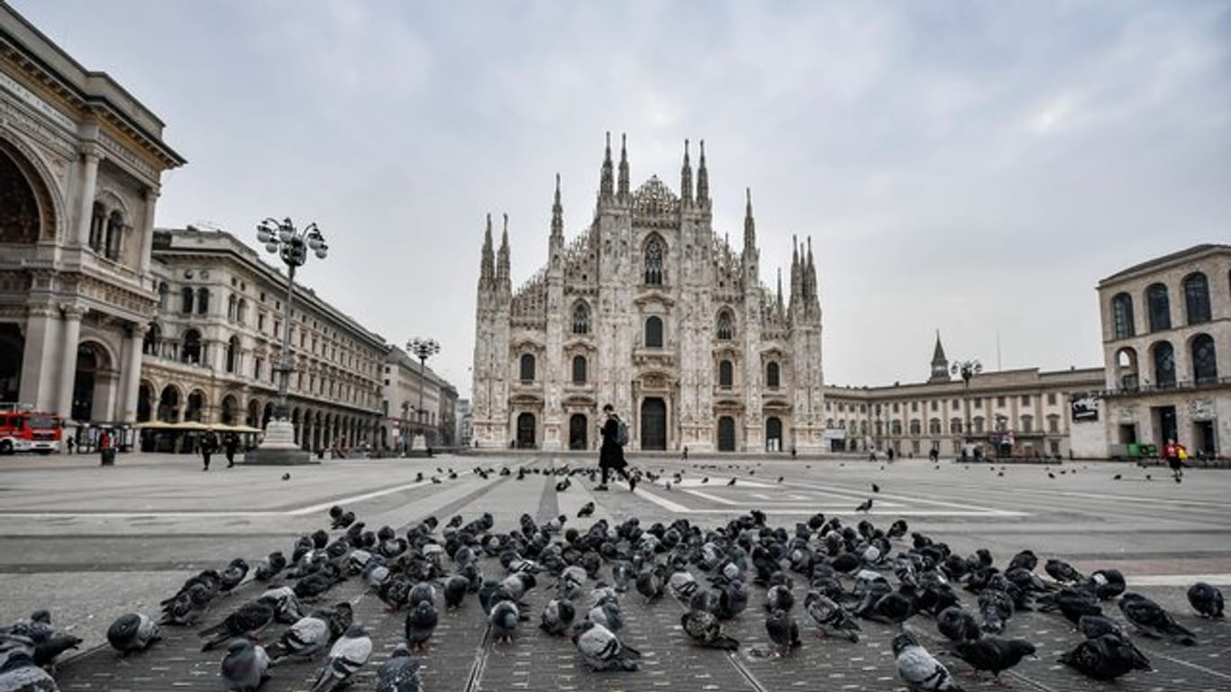 Auf dem Platz vor dem Mailänder Dom ist es leer - ganz Italien gilt nun als Risikogebiet.