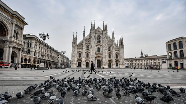 Auf dem Platz vor dem Mailänder Dom ist es leer - ganz Italien gilt nun als Risikogebiet. Auf dem Platz vor dem Mailänder Dom ist es leer - ganz Italien gilt nun als Risikogebiet.