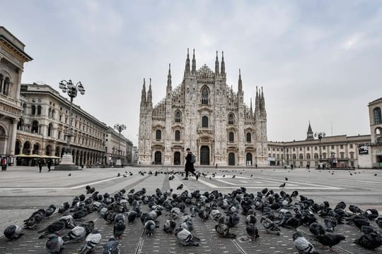 Auf dem Platz vor dem Mailänder Dom ist es leer - ganz Italien gilt nun als Risikogebiet.