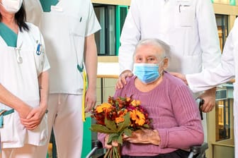 Else Troches beim Abschied mit ihren Ärzten: Die 97-Jährige ist nach einer Covid-Erkrankung wieder gesund.