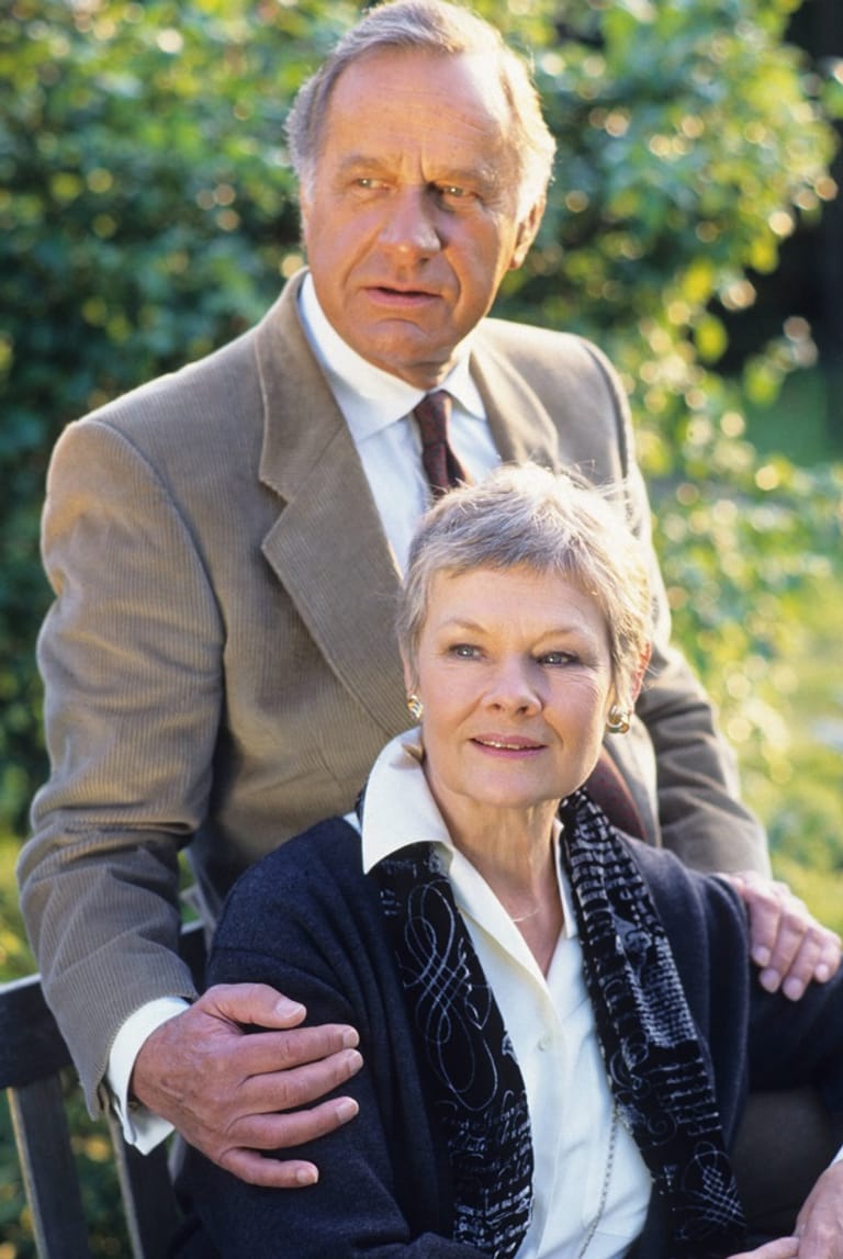 Gemeinsam mit Judi Dench spielte Geoffrey Palmer in mehreren Produktionen mit.
