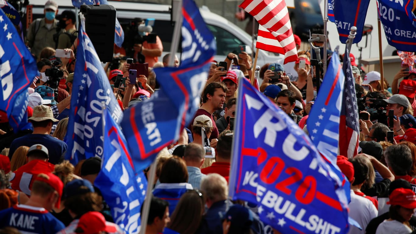 Trump-Unterstützer beim Protest vor Wahllokal in Phoenix: Treu ergebene Anhängerschaft.
