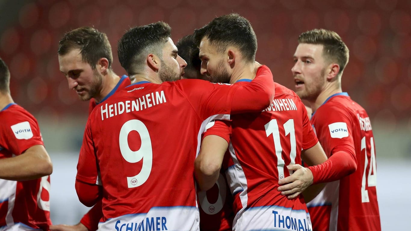 Stefan Schimmer (Rückennummer 9) und Denis Thomalla (11) gewannen mit dem 1. FC Heidenheim das Kellerduell gegen die Würzburger Kickers.