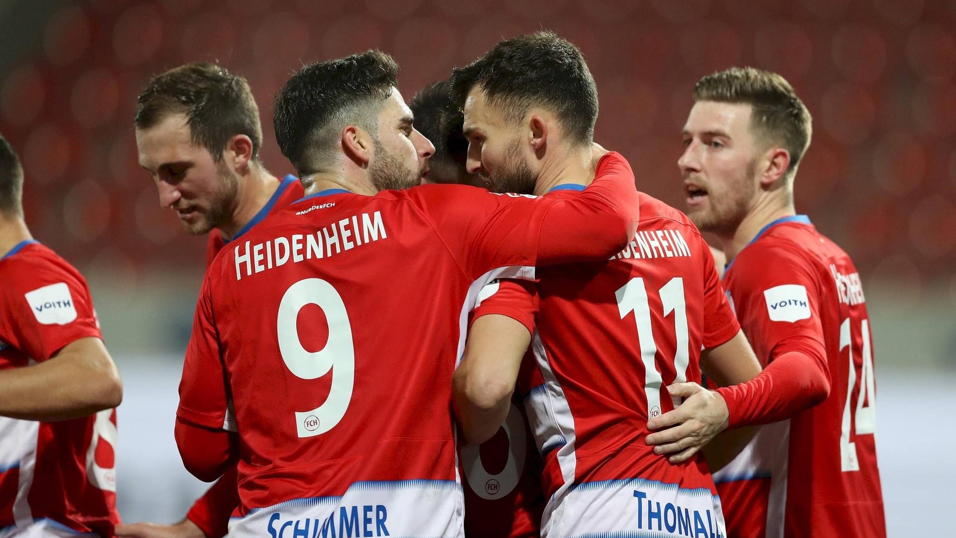 Stefan Schimmer (Rückennummer 9) und Denis Thomalla (11) gewannen mit dem 1. FC Heidenheim das Kellerduell gegen die Würzburger Kickers. Stefan Schimmer (Rückennummer 9) und Denis Thomalla (11) gewannen mit dem 1. FC Heidenheim das Kellerduell gegen die Würzburger Kickers.