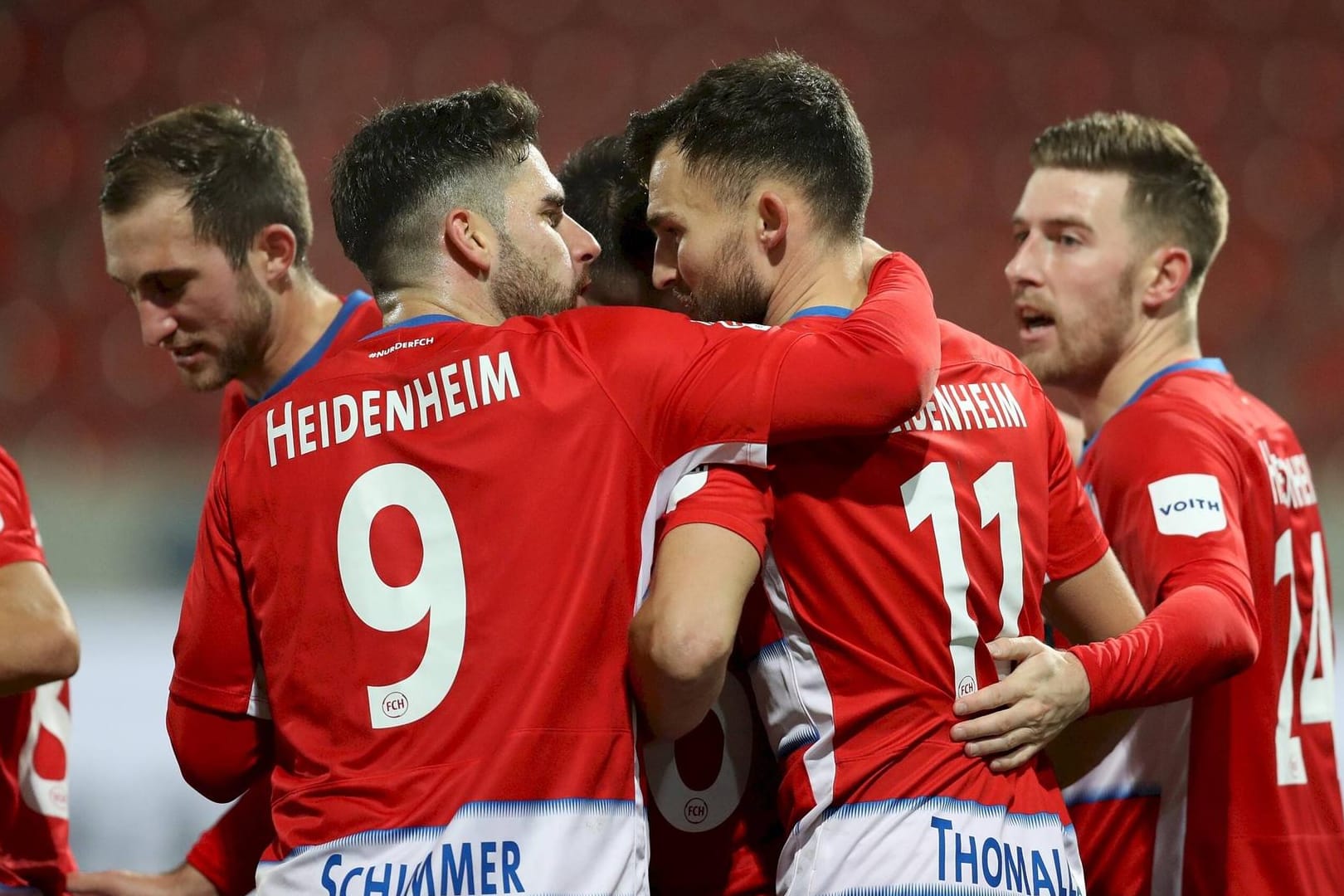 Stefan Schimmer (Rückennummer 9) und Denis Thomalla (11) gewannen mit dem 1. FC Heidenheim das Kellerduell gegen die Würzburger Kickers.
