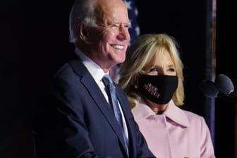 Joe und Jill Biden: Der frühere US-Vizepräsident liegt vor Amtsinhaber Donald Trump.