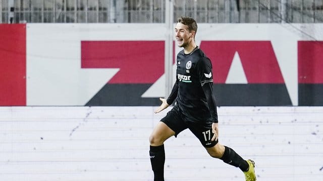 Braunschweigs Torschütze Yari Otto jubelt über das Kopfballtor zum 2:2 in der Nachspielzeit. Braunschweigs Torschütze Yari Otto jubelt über das Kopfballtor zum 2:2 in der Nachspielzeit.