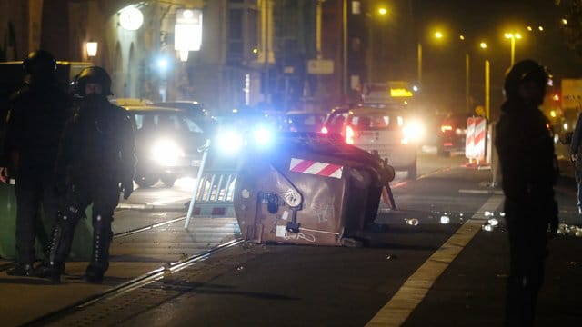 Steinwürfe und kaputte Scheiben: Polizisten am Rande der Demonstration in Leipzig-Connewitz.