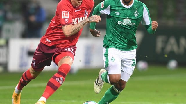 Kölns Marius Wolf (l) kämpft gegen Werders Jean-Manuel Mbom um den Ball. Kölns Marius Wolf (l) kämpft gegen Werders Jean-Manuel Mbom um den Ball.