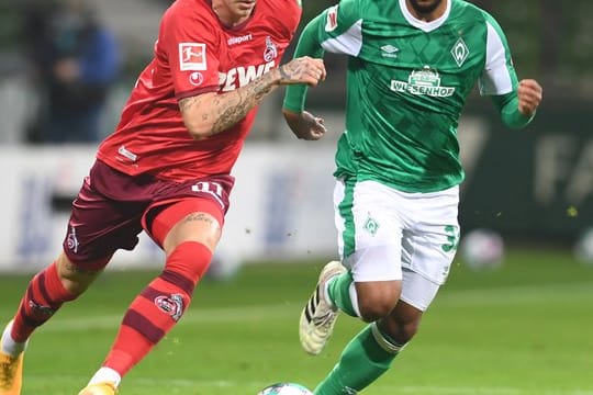 Kölns Marius Wolf (l) kämpft gegen Werders Jean-Manuel Mbom um den Ball.