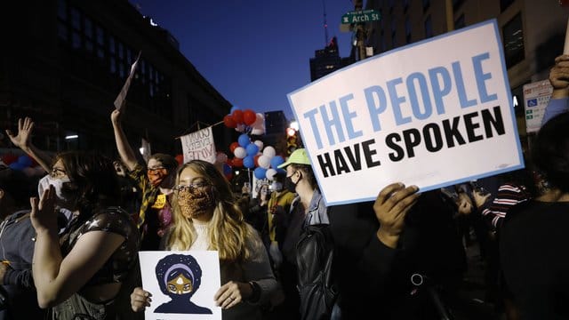 Demonstranten stehen vor dem Pennsylvania Convention Center, in dem die Stimmen für die Präsidentschaftswahl ausgezählt werden.