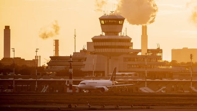 Ein Airbus rollt über den Flughafen Berlin-Tegel (Archivbild): TXL startet in seinen letzten offiziellen Betreibstag.