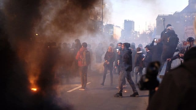 Nach der Demonstration der Stuttgarter Initiative „Querdenken“ kommt es zu Auseinandersetzungen zwischen Teilnehmern und der Polizei.