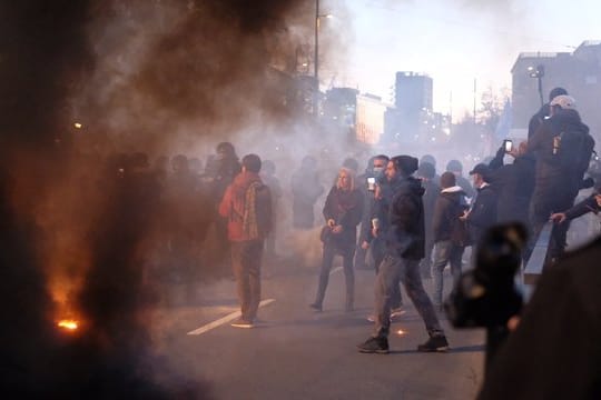 Nach der Demonstration der Stuttgarter Initiative „Querdenken“ kommt es zu Auseinandersetzungen zwischen Teilnehmern und der Polizei.