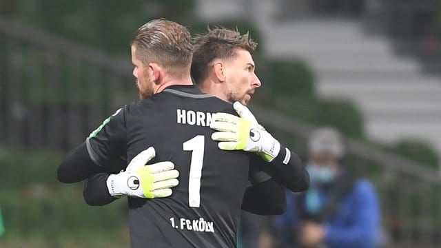 Kölns Torwart Timo Horn muss von Ron-Robert Zieler ersetzt werden. Kölns Torwart Timo Horn muss von Ron-Robert Zieler ersetzt werden.