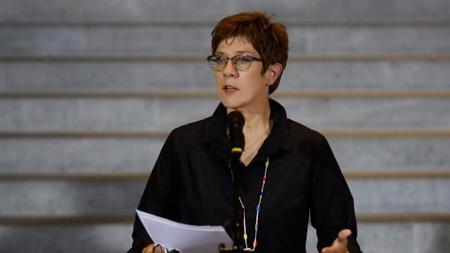 Kramp-Karrenbauer erwartet von jedem der Kandidaten, "dass er, wenn er nicht gewinnen sollte, mit den beiden anderen zusammenarbeitet". Kramp-Karrenbauer erwartet von jedem der Kandidaten, "dass er, wenn er nicht gewinnen sollte, mit den beiden anderen zusammenarbeitet".