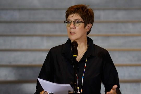 Kramp-Karrenbauer erwartet von jedem der Kandidaten, "dass er, wenn er nicht gewinnen sollte, mit den beiden anderen zusammenarbeitet".