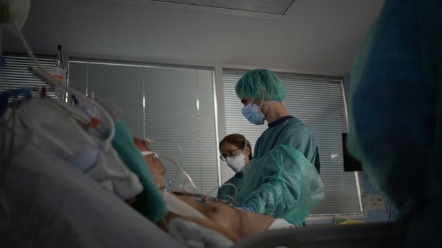 Gesundheitspersonal behandelt auf der Intensivstation eines Krankenhauses in Spanien einen Patienten. Gesundheitspersonal behandelt auf der Intensivstation eines Krankenhauses in Spanien einen Patienten.