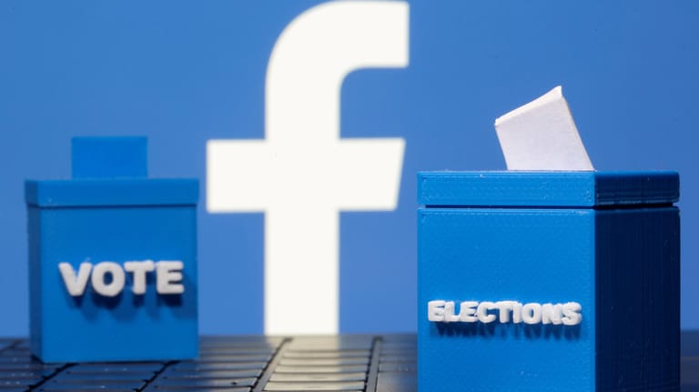 Facebook-Logo und Wahlurnen: Vor, während und nach der US-Wahl kämpft das soziale Netzwerk gegen Falschmeldungen und Gewaltaufrufe an.
