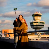 Sarah und Ronny auf der Besucherterrasse vor dem Tower: Viele Fans nehmen Abschied vom Flughafen Berlin-Tegel.