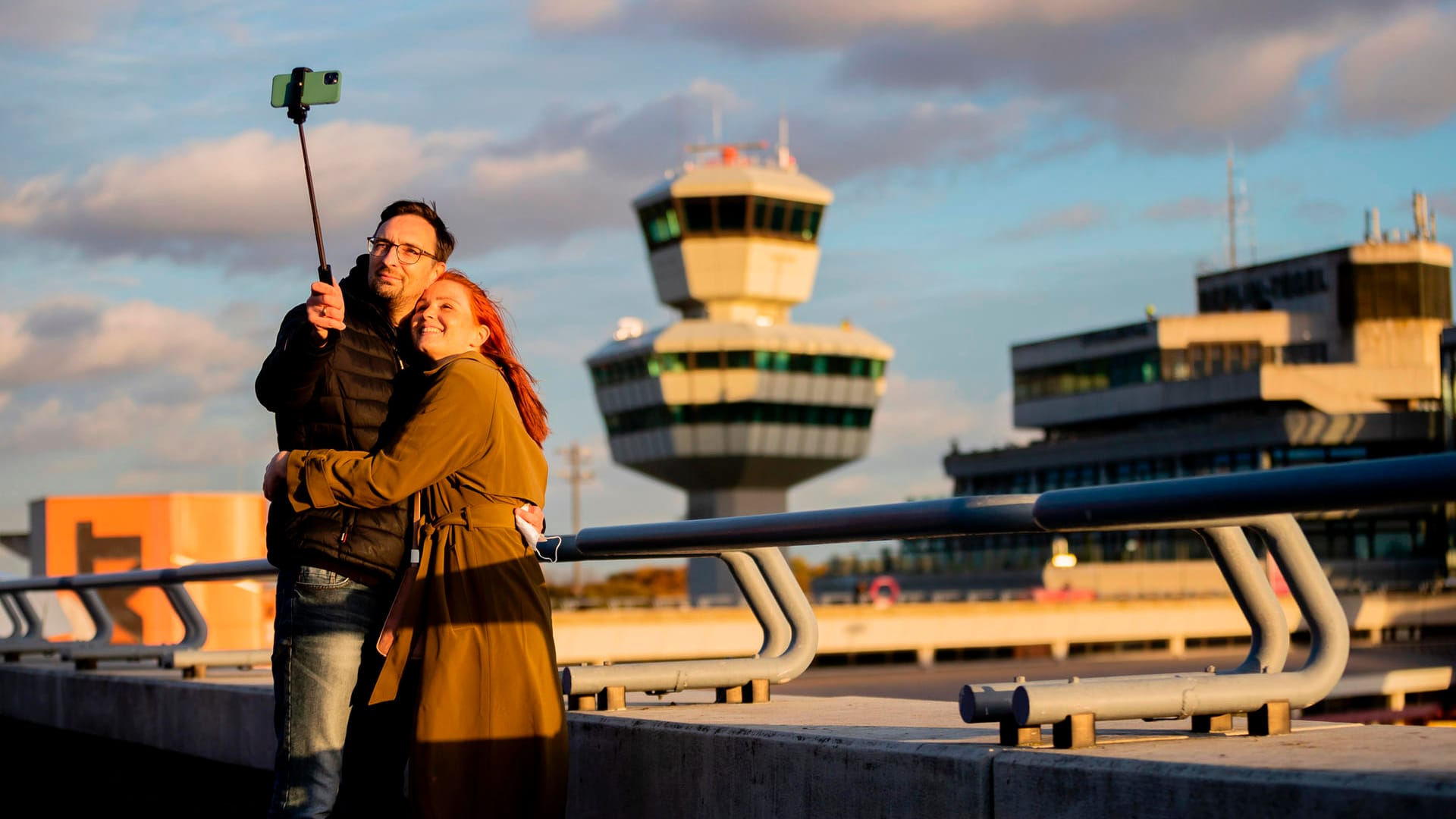 Sarah und Ronny auf der Besucherterrasse vor dem Tower: Viele Fans nehmen Abschied vom Flughafen Berlin-Tegel.