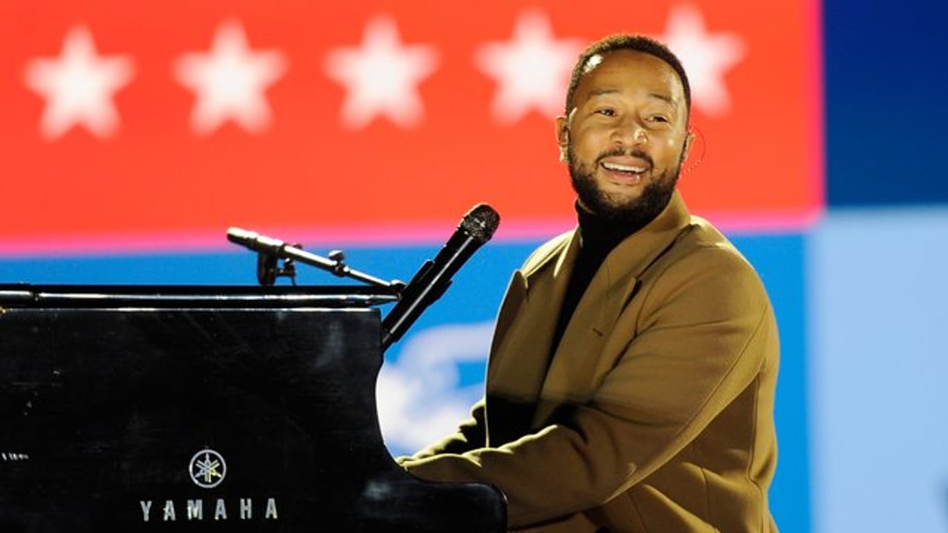 Biden-Anhänger John Legend drückt seine Freude mit dem Ray-Charles-Klassiker "Georgia On My Mind" aus.