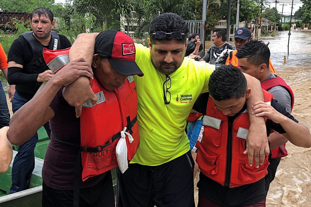 In Honduras wurden acht Menschen unter ihren eingestürzten Häusern begraben oder ertranken in den Fluten.