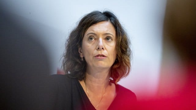 Eva Menasse: "Schluckt die Trillerpfeifen runter, es geht alles vorbei.