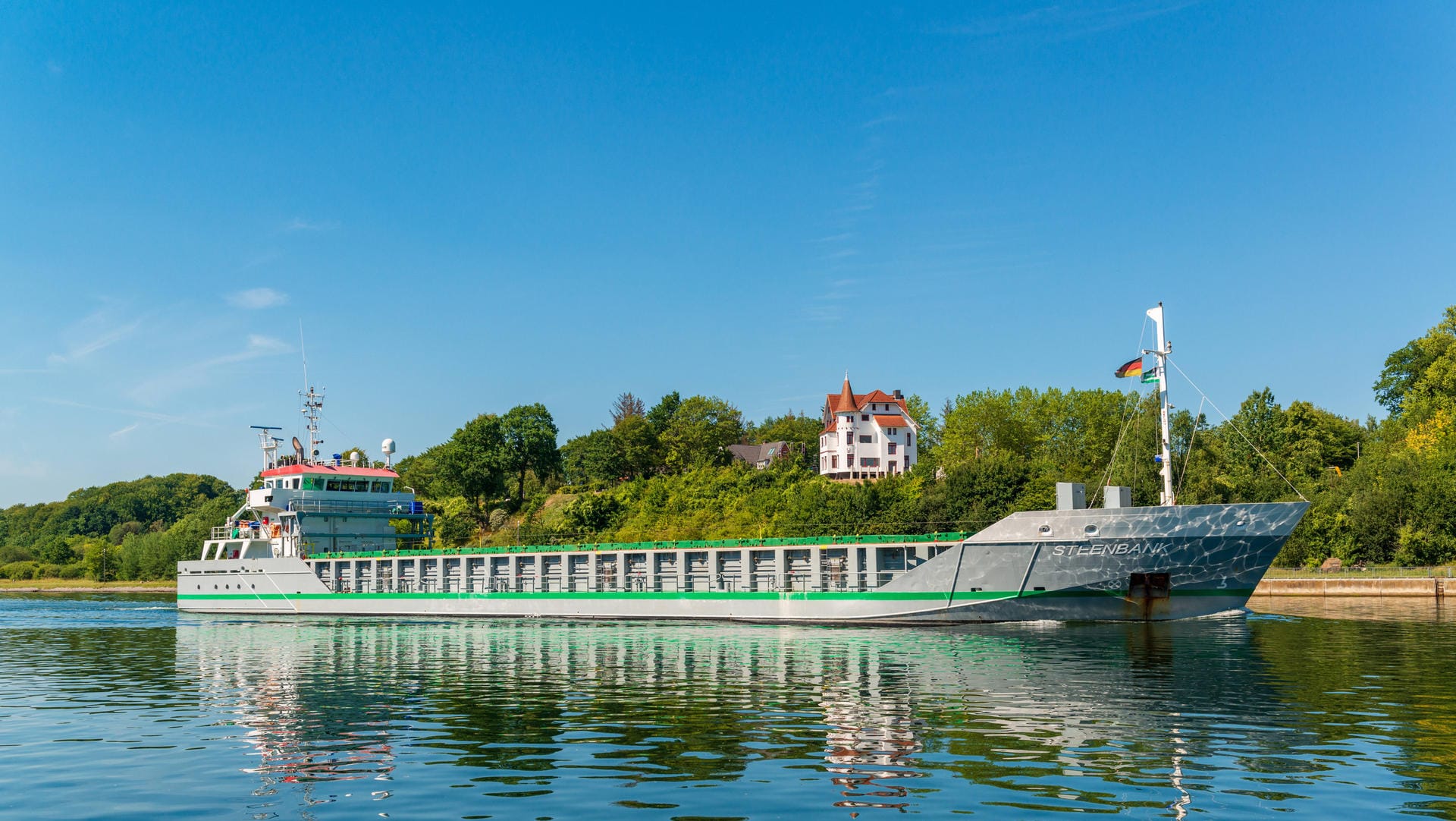 Ein Schiff auf dem Nord-Ostsee-Kanal (Symbolfoto): Die Fahrrinne des Kanals sei aber trotz des Unfalls frei. Ein Schiff auf dem Nord-Ostsee-Kanal (Symbolfoto): Die Fahrrinne des Kanals sei aber trotz des Unfalls frei.