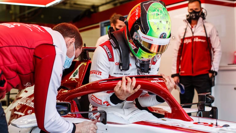 Schumacher im Alfa Romeo beim Formel-1-Wochenende am Nürburgring. Durch Wetter-Kapriolen kam es nicht zum Debüt des Top-Talents im Training.
