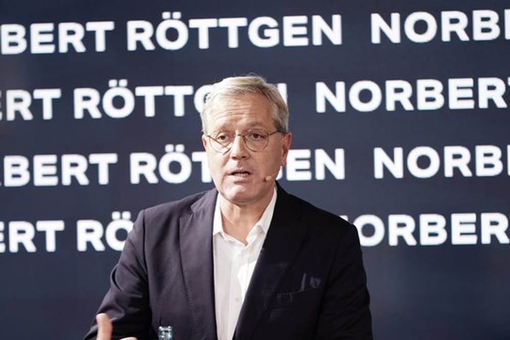 Norbert Röttgen bei einem Auftritt vor der Jungen Union am Rednerpult.