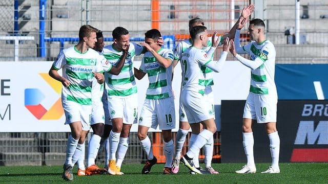 Die Spieler von Greuther Fürth bejubeln das Tor zum 1:0 gegen den VfL Bochum. Die Spieler von Greuther Fürth bejubeln das Tor zum 1:0 gegen den VfL Bochum.