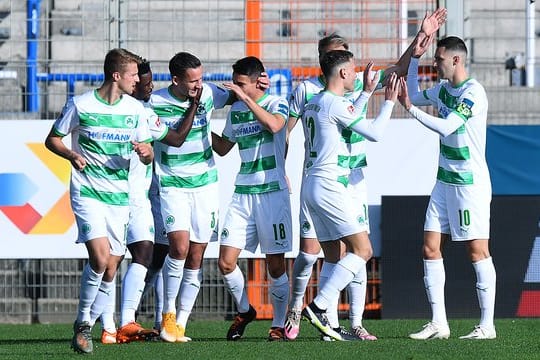 Die Spieler von Greuther Fürth bejubeln das Tor zum 1:0 gegen den VfL Bochum.