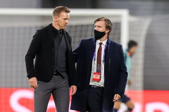 Leipzigs Trainer Julian Nagelsmann (l) und Sportdirektor Markus Krösche im Gespräch.